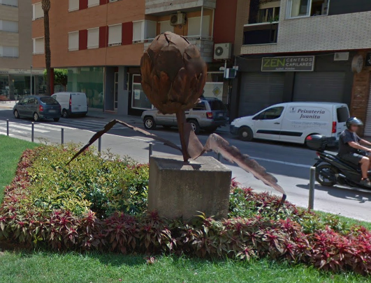 Sculpture of a giant artichoke in Benicarló